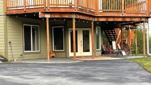 Une maison à deux étages dotée d’un patio couvert.