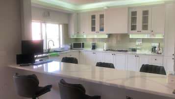 Microondas, horno, parrilla de estufa y lavavajillas