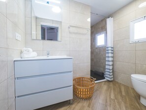 Dusche, Haartrockner, Handtücher