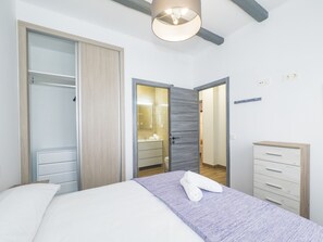 3 slaapkamers, een strijkplank/strijkijzer, gratis wifi, beddengoed