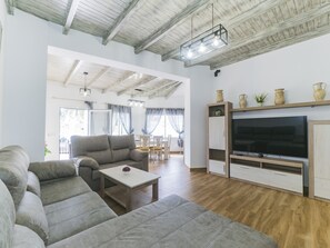 Een televisie en een open haard