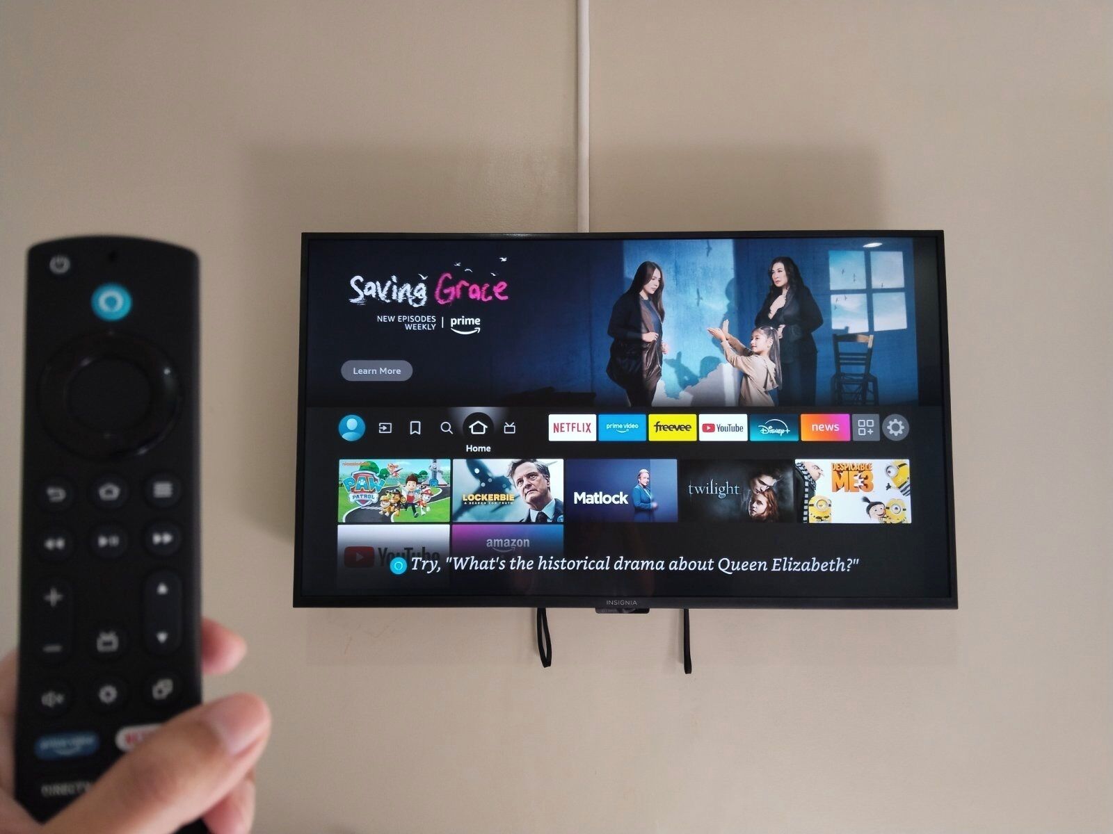 Uma televisão exibindo a interface da Netflix com 'Saving Grace' e outros canais.