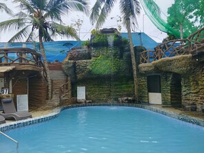 สระว่ายน้ำกลางแจ้ง