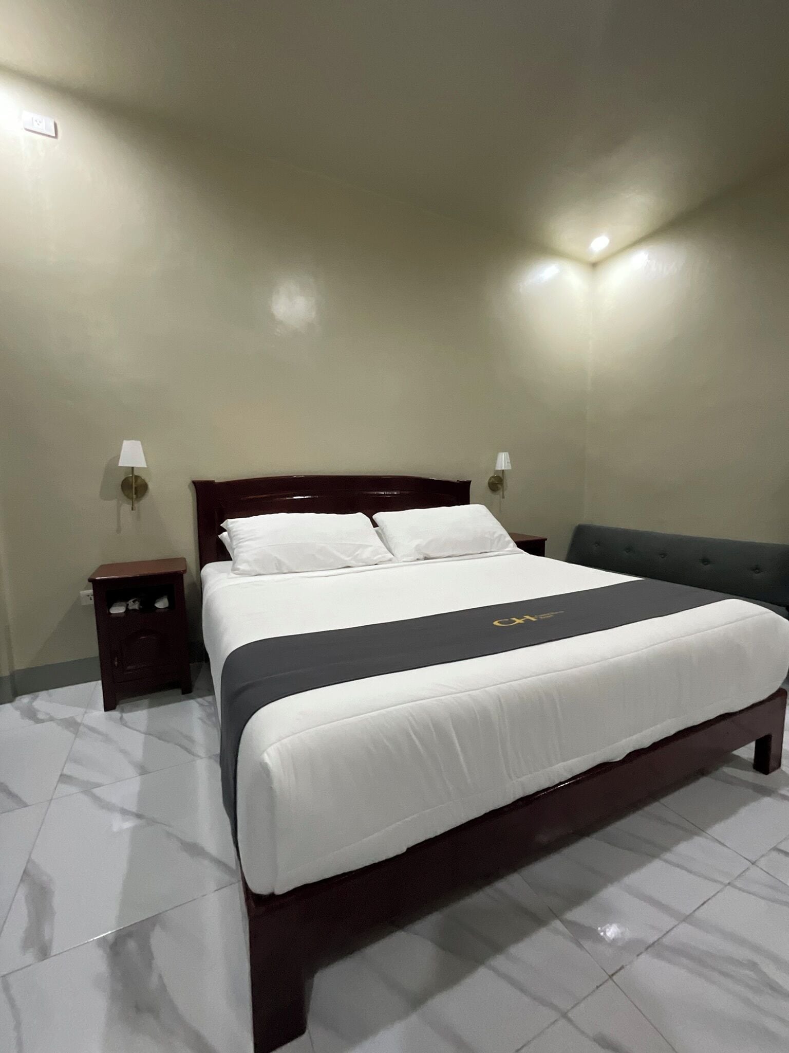 プレミアム ルーム キングベッド 1 台 プールビュー | 高級寝具、低反発ベッド、WiFi (無料)、車椅子でアクセスできる設備