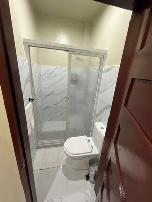 Badkamer met douche