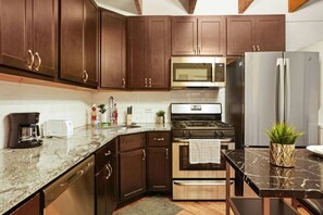 Private kitchen - Windy City 2BD: Mins from Downtown & Laundry (Chicago)