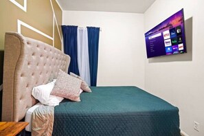 2 bedrooms, WiFi, bed sheets - Windy City 2BD: Mins from Downtown & Laundry (Chicago)