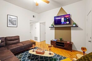 Living area - Windy City 2BD: Mins from Downtown & Laundry (Chicago)