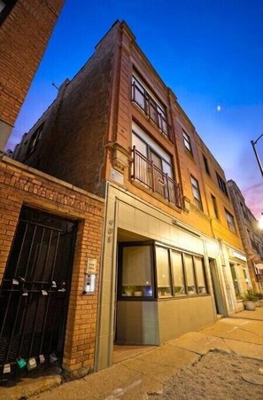 Exterior - Windy City 2BD: Mins from Downtown & Laundry (Chicago)