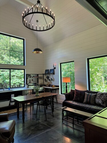 Bridgewater Cabin New/in-town private stay!