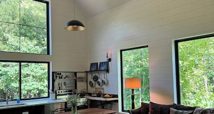 Bridgewater Cabin New/in-town private stay!