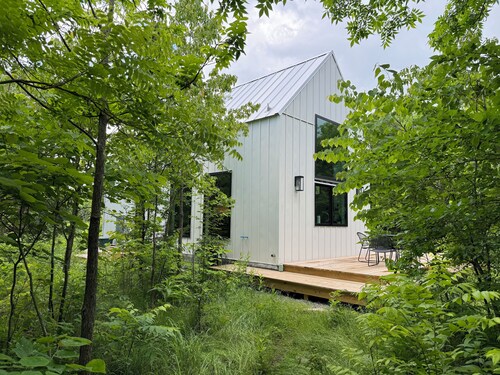 Bridgewater Cabin New/in-town private stay!