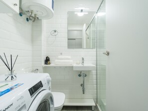 Douche, sĂšche-cheveux, serviettes fournies