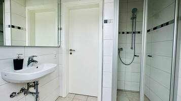 Dusche, Haartrockner, Handtücher, Seife