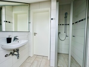 Dusche, Haartrockner, Handtücher, Seife