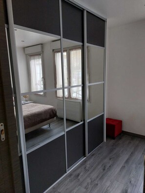 1 chambre, fer et planche à repasser, Wi-Fi, draps fournis