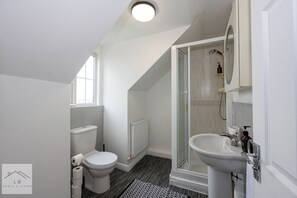 Casa | Banheiro | Chuveiro/banheira combinados, banheira de imersão, secador de cabelo 