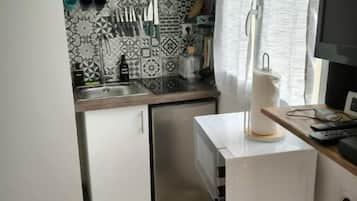 Refrigerador, microondas, parrilla de estufa y cafetera y tetera