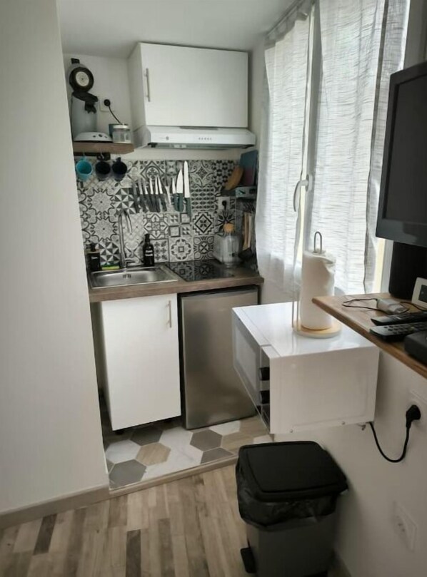 Réfrigérateur, micro-ondes, plaque de cuisson, cafetière/bouilloire