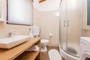 Séchoir à cheveux, serviettes fournies, savon, papier de toilette