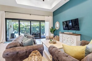 Smart TV, table tennis - Private Heated Pool + Tropical Lanai, Dogs OK, 5 Bedrooms, Walk to Everything in Minutes (Cape Coral)