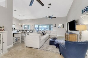 TV - Canalfront, Dock + Gulf Access, Heated Pool, Dogs OK, 7 Bedrooms, Huge Lanai (Cape Coral)