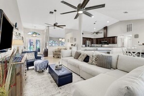 TV - Canalfront, Dock + Gulf Access, Heated Pool, Dogs OK, 7 Bedrooms, Huge Lanai (Cape Coral)