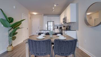 Apartemen Bisnis, pemandangan kota | Makan di kamar