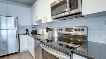 Apartemen Bisnis, pemandangan kota | Dapur pribadi | Lemari es, microwave, oven, dan mesin pencuci piring
