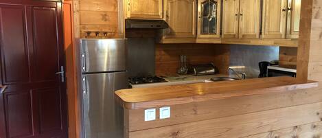 Dishwasher, blender, cookware/dishes/utensils