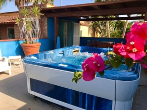 Outdoor spa tub