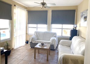 TV, lareira, livros, aparelho de som