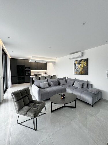 Modern 2 Bedroom house