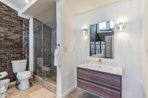 Shower, hair dryer, bidet, towels - BeltlineBeauty 5 Mins to Aquarium+Parking Included (Atlanta)