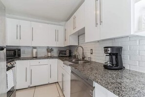 Fridge, microwave, stovetop, dishwasher - BeltlineBeauty 5 Mins to Aquarium+Parking Included (Atlanta)