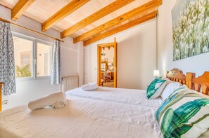 3 bedrooms, in-room safe, iron/ironing board, free WiFi