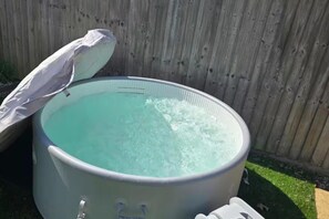 Outdoor spa tub - 3 Bed - Sleeps 7 - Hot-tub - Free Parking (Hornchurch)