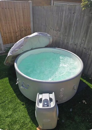 Outdoor spa tub - 3 Bed - Sleeps 7 - Hot-tub - Free Parking (Hornchurch)