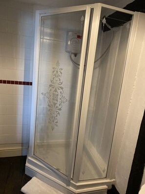 Shower, hair dryer, towels - Captivating 1-bed Apartment in Newmarket (Newmarket)
