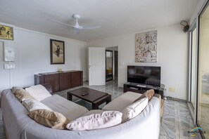 Smart TV - Corail : Spacious 1 bedroom air-conditioned apartment with swimming pool (Le Diamant)