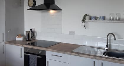 Stylish one bed apartment, 200 steps to the nearest beach.
