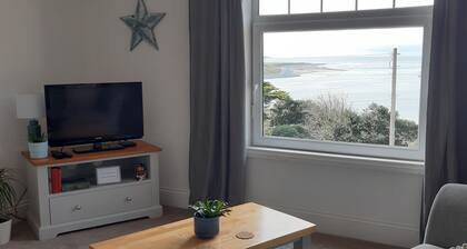 Stylish one bed apartment, 200 steps to the nearest beach.