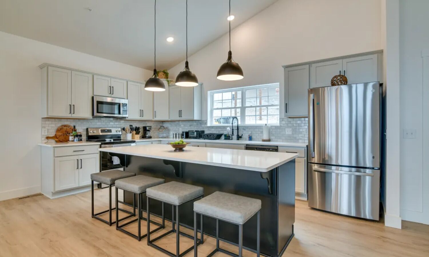 Réfrigérateur, micro-ondes, four, plaque de cuisson