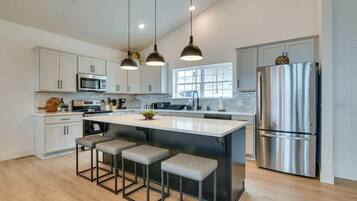 雪櫃、微波爐、焗爐、爐具