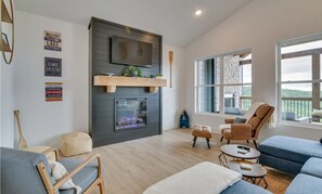 Smart TV, chimenea, futbolito, mesa de ping pong