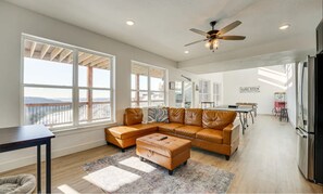 Smart TV, chimenea, futbolito, mesa de ping pong