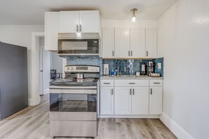 Fridge, microwave, oven, stovetop - Weymouth Apartment: Close to Beaches & Boston! (Weymouth)