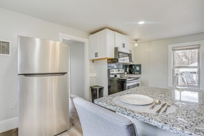 Fridge, microwave, oven, stovetop - Weymouth Apartment: Close to Beaches & Boston! (Weymouth)