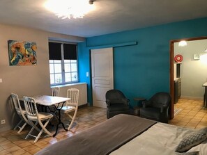 2 chambres, fer et planche à repasser, draps fournis
