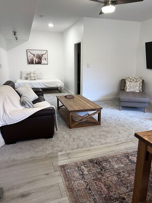 Fernseher, DVD-Player, Bücher, Videothek